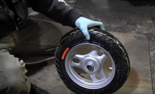 Замена покрышки мопеда