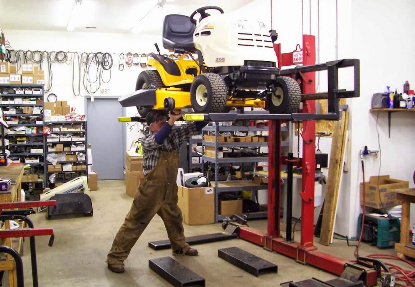 Ремонт тракторів-газонокосарок у сервісному центрі РемТех
 Ремонт тракторів-газонокосарок у сервісному центрі РемТех